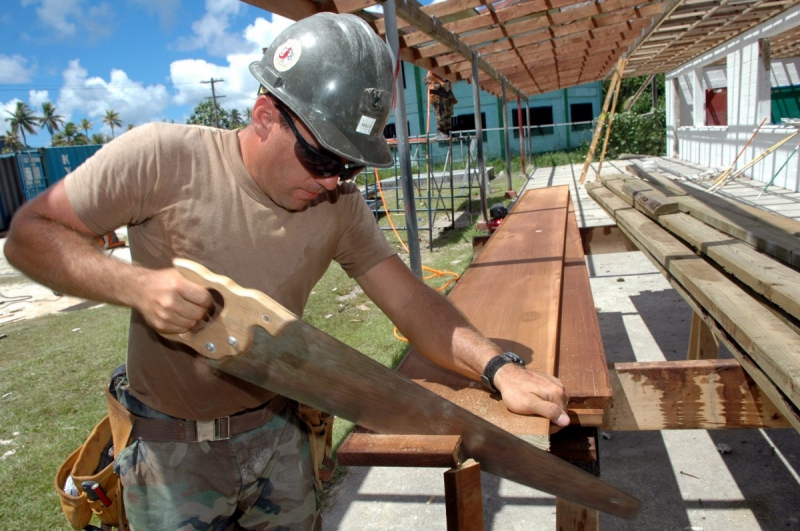 charpentier-TOURVES-min_worker_construction_building_carpenter_male_job_build_helmet-893290